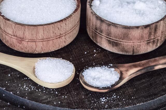 Beide galten früher als Mangelwahre und sind mittlerweile im Überfluss verfügbar: Zucker und Salz. | Foto: Kasabutskaya Nataliya/Shutterstock.com