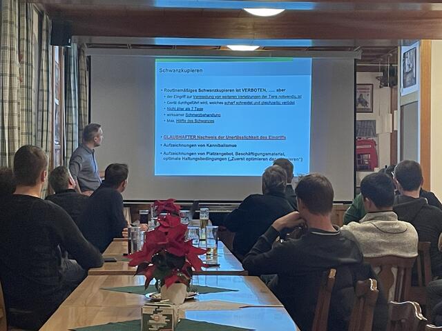 Die Bäuerinnen und Bauern lauschten aufmerksam der informativen Präsentation. | Foto: BRS/Moser