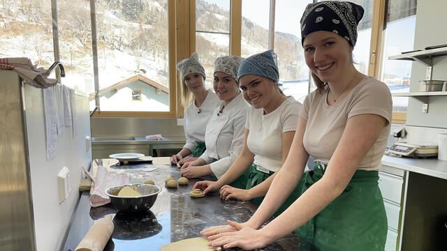 Bald duftet es aus der Schul-Küche – nach Hanf-Brot. | Foto: LFS Bruck