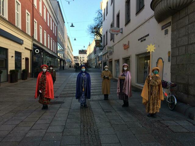 In der Corona-Zeit mussten die Sternsingerinnen und Sternsinger kreativ werden und sich Alternativen zum "Haus-zu-Haus" ziehen überlegen.  | Foto: DKA_Corona