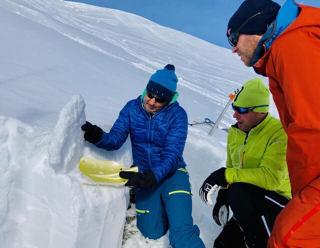 Fortbildungskurs für Mitglieder der Lawinenwarnkommissionen in Maria Alm-Hintermoos: Schneedeckenuntersuchung | Foto: Land Salzburg/Neumayr