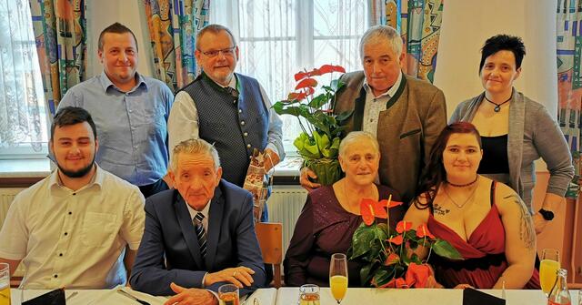 Alexander Zehentbauer, Karl und Maria Kreuter sowie Nicole Zehentbauer (sitzend v.l.) und Manfred Kreutzer, Hermann Wistrcil, Norbert Rabl sowie Gabriele Zehentbauer (stehend, v.l.) | Foto: Marktgemeinde Ludweis-Aigen