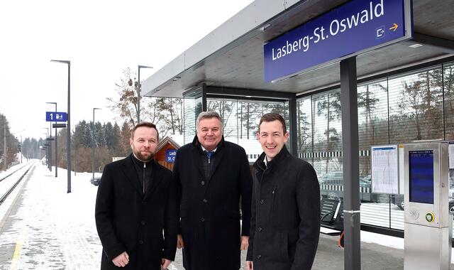 Von links: Andreas Niedermair (ÖBB Infrastruktur AG), Landesrat Günther Steinkellner und Bürgermeister Roman Brungraber. | Foto: Land OÖ/Daniel Kauder