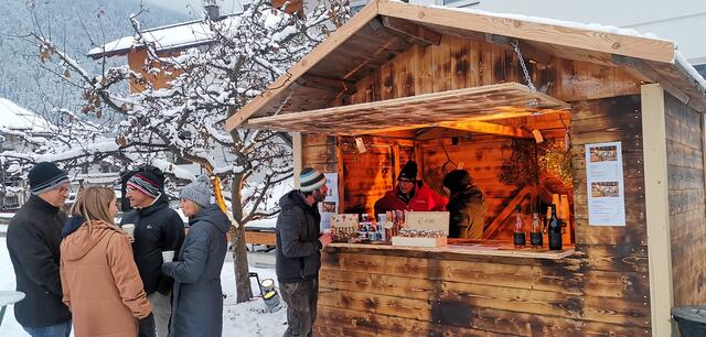 An vielen Marktständen konnten noch das ein oder andere Weihnachtsgeschenk ergattert werden.  | Foto: privat