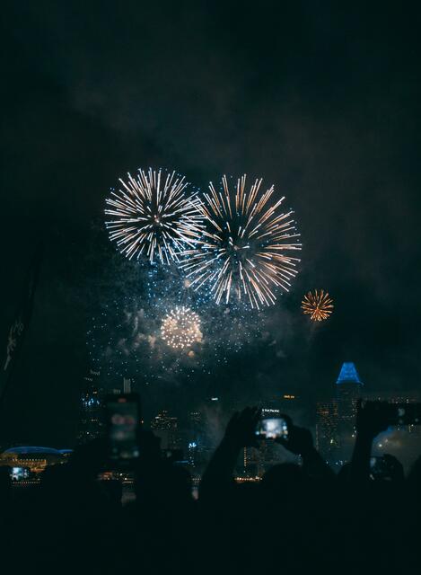 Feuerwerk, Glücksbringer, Sekt und Co.: So feiern die Leobenerinnen und Leobener den Jahreswechsel. | Foto: Unsplash/Jireh Foo