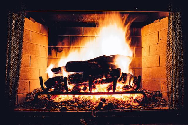 Richtiges Heizen mit Holz? Eine gute Verbrennung zeigt sich etwa an einer langen Flamme und einer wenig bis kaum wahrnehmbaren weißlichen Rauchfahne am Kamin. | Foto: Pixabay/Pexels (Symbolbild)