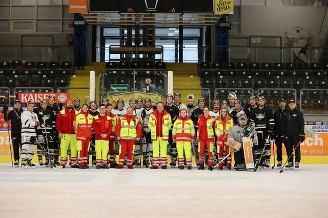 Gemeinsam am Eis: Die Steinbach Black Wings mit den ehrenamtlichen Helfern des Arbeiter Samariterbundes in der Eishalle. | Foto: Reischl