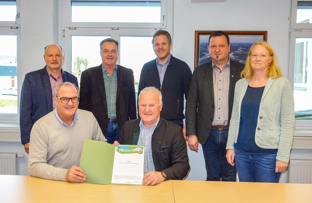 Die Unterzeichner der Charta mit der "Klar! Managerin" (v.l.n.r): Siegfried Neuhold (Bgm. Pirching am Traubenberg), Volker Vehovec (Bgm. Empersdorf), Franz Platzer (Bgm. Heiligenkreuz am Waasen), Wolfgang Neubauer (Bgm. St. Georgen an der Stiefing), Christian Sekli (Bgm. Allerheiligen bei Wildon), Manfred Sunko (Bgm. Ragnitz), Isabella Kolb-Stögerer (Klar! Managerin) | Foto: Daniel Nagler