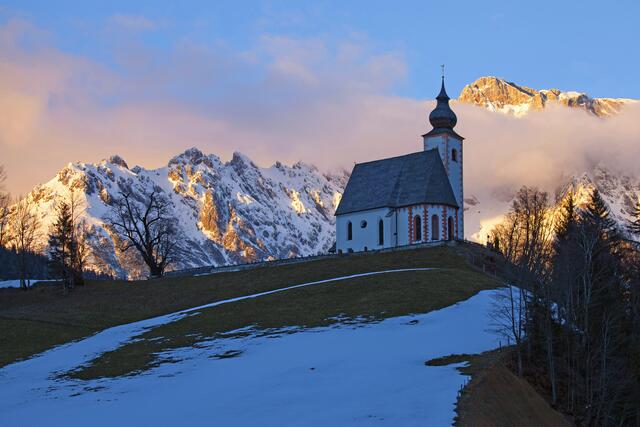 Absolut sehenswert bei jeder Witterung und zu jeder Jahreszeit ist die Dientener Pfarrkirche zum Heiligen Nikolaus. | Foto: Christa Kramer