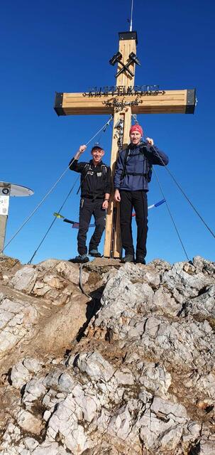 Die freie Natur und die Berge sind die Lieblingsorte von Rauchfangkehrer Christof Martins (l.) Hier hat er gemeinsam mit seinem Freund David Wiegele den Dobratschgipfel bewandert.  | Foto: Martins/KK