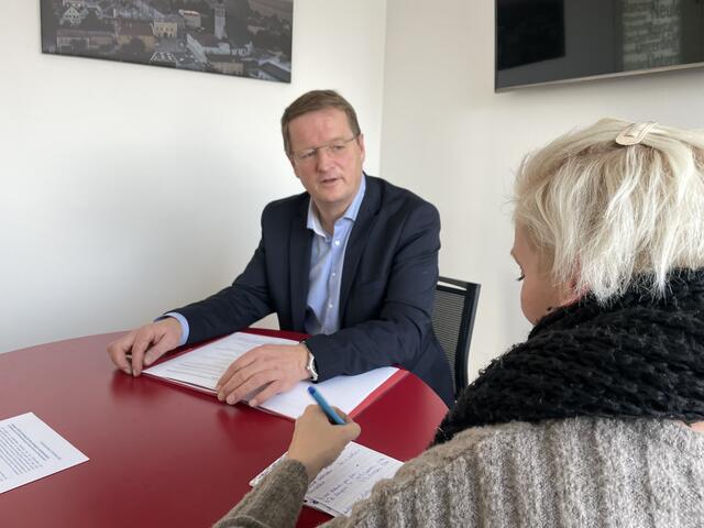 Nationalrat Manfred Hofinger im Interview mit Bernadette Wiesbauer von der BeezirksRundSchau. | Foto: BRS