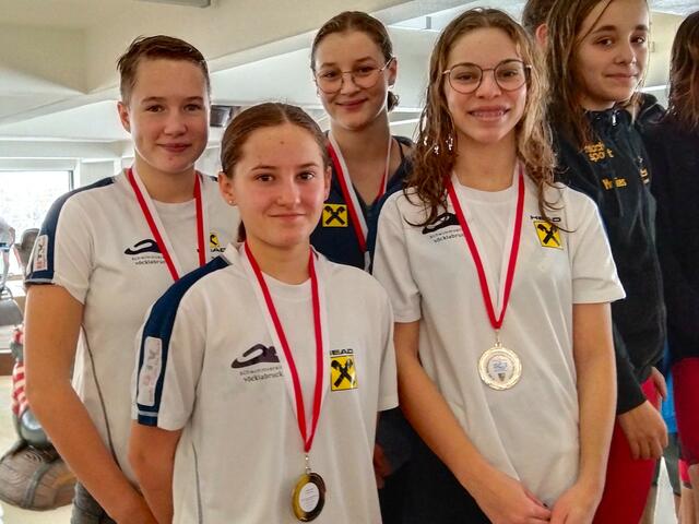 Silber für die Damenstaffel, v. l. n. r.: Zoe Schneider, Pia Part, Johanna Maak und Finja Zimmermann