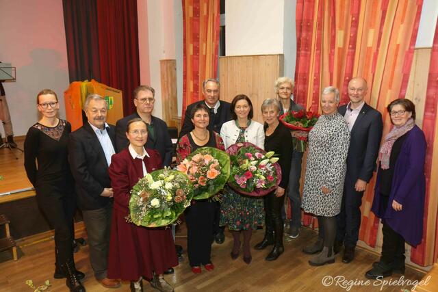 Eine gewachsene Sache: Seit 1992 erlernten 1600 Schüler ein Instrument und haben gemeinsam musiziert und gesungen. Dazu gratulierten: Ulrike Kraft, GR Ing. Anton Strombach, GR Jochen Pintar, Bürgermeister Josef Schmidl-Haberleitner, Abgeordnete zum NÖ Landtag Doris Schmidl, Bürgermeisterin Claudia Bock Vizebürgermeisterin Jutta Polzer vom Musik und Kunstschulmanagement NÖ Mag. Rafael Ecker und ehemalige Direktorin der VS Tullnerbach Ulrike Kraft dem eingespielten Team der Musikschule Oberes Wiental Rosa Owesnak, Tina Schmidt und Franziska Zöberl.