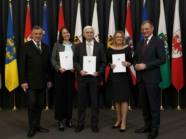Bildungsdirektor Alfred Klampfer mit Eva-Maria Leitner, Helmut Geroldinger, Katharina Brandstätter, und Landeshauptmann Thomas Stelzer (v. l.)  | Foto: Land OÖ 