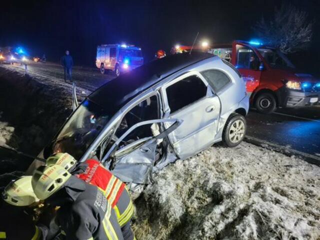 Die Feuerwehr Maissau barg das Unfallfahrzeug. | Foto: FF Maissau