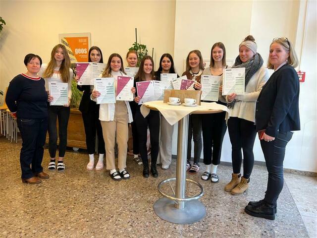 Direktorin Christiane Allerstorfer-Oberhofer (ganz links) und Fachvorständin Brigitte Hartl (ganz rechts) gratulieren den ersten Jung-Barista an der HBLW Saalfelden zu den bestandenen Prüfungen.  