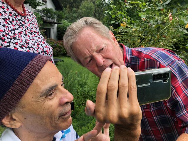Kurt sieht sich Ikengas Aufnahmen an. | Foto: Petra Nachbaur