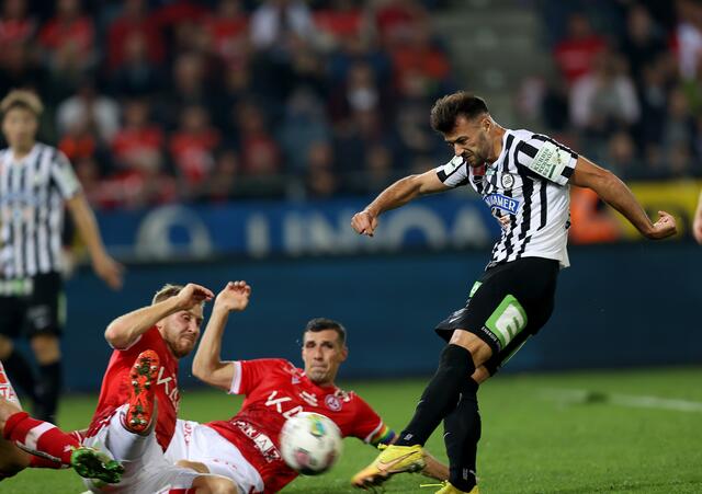Unvergessliche Bilder 2022: Im ÖFB-Cup verteidigten Marco Perchtold (Mitte) und Co mit Mann und Maus. Am Ende setzte sich dennoch Albian Ajeti und damit Schwarz-Weiß durch. | Foto: GEPA