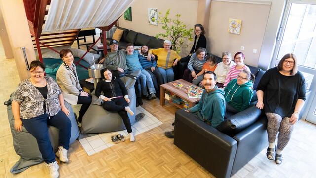 Klienten mit Betreuerinnen auf einer der neuen Sitzplatzmöglichkeiten in der Werkstätte des Diakoniewerks in Mauerkirchen mit Brigitte Feichtenschlager (2. v.l.). | Foto: AMAG