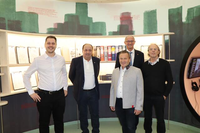 Ausstellungseröffnung im Alpinarium Galtür: Alexander Moser, Helmut Pöll, Bgm. Hermann Huber, LH Anton Mattle und Tristan Kobler (v.l.). | Foto: Othmar Kolp