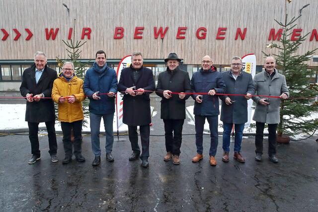 Peter Slattenschek, Günter Neumann - GF Stern Hafferl Verkehr, Stefan Krapf - BGM Gmunden, LR für Infrastruktur &amp; Mobilität Günther Steinkellner, Fritz Steindl Bürgermeister Gschwandt, CEO Stern Gruppe - Karl Neumann, Ingo Dörflinger - Bürgermeister Kirchham und  Johann Mitterlehner - Bürgermeister Vorchdorf. | Foto: Land OÖ/Daniel Kauder
