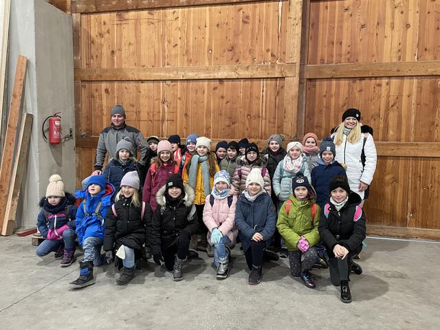 Peter Thaler und Klassenlehrerin Petra Hiermann mit den Kindern der Volksschule Illmitz im Holzlager in Apetlon | Foto: Victoria Nagy