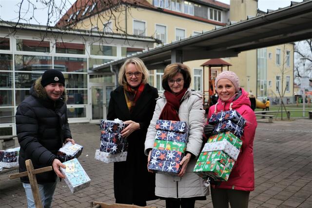Alexander und Katharina Meyer (beide außen) vom Elternverein übergaben für 30 Familien Geschenke an die Schulleiter Andrea Wagner und Gertrud Hohenegger. | Foto: Edith Ertl