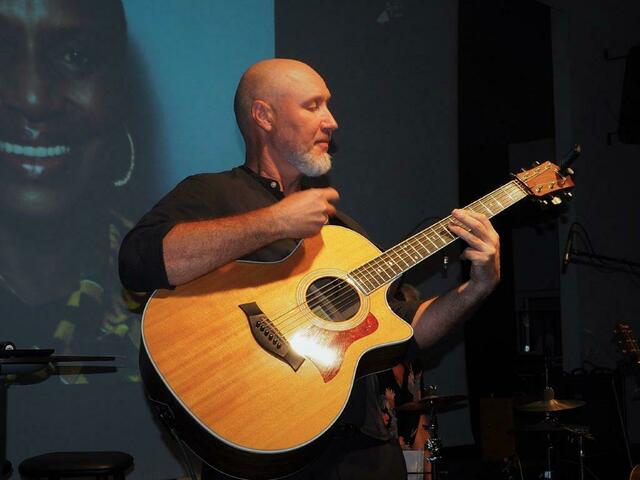 Partner in der Musik und im Leben: Obst- und Weinbauer Louis Kiefer. | Foto: Jasmin.Louis