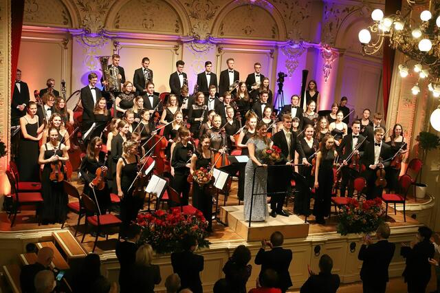 Am 1. Jänner läutet die OÖ Philharmonie unter der Leitung von Matthias Achleitner das neue Jahr ein. | Foto: eventfoto.at