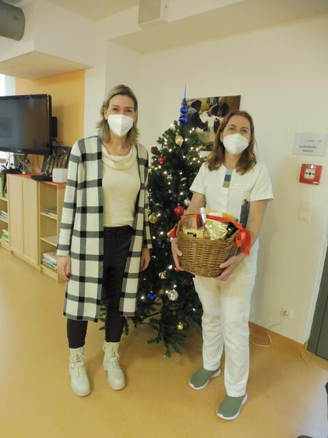 Auch die Mitarbeiter des Pflegeheims wurden beschenkt.  | Foto: Günther Baum