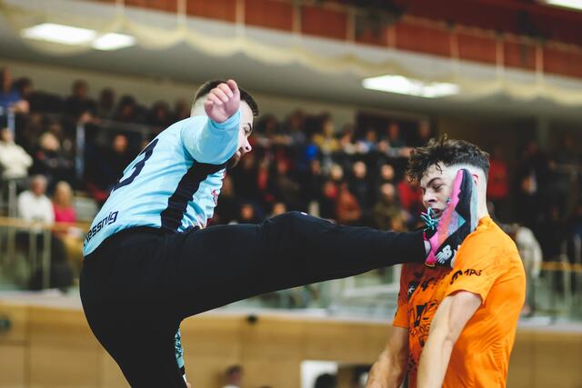 Wie darauf wohl ein Fußballer reagieren würde? Handballer Florian Striessnig (SC Ferlach) gegen Markus Hoefer (HSG Graz) in der HLA Meisterliga, eine Woche vor Weihnachten. | Foto: GEPA