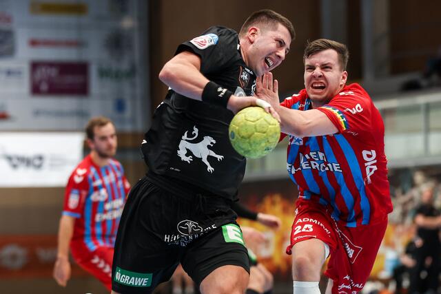 Nemanja Belos (HSG Graz, l.) gibt gegen Margareten alles, Ende November. | Foto: GEPA