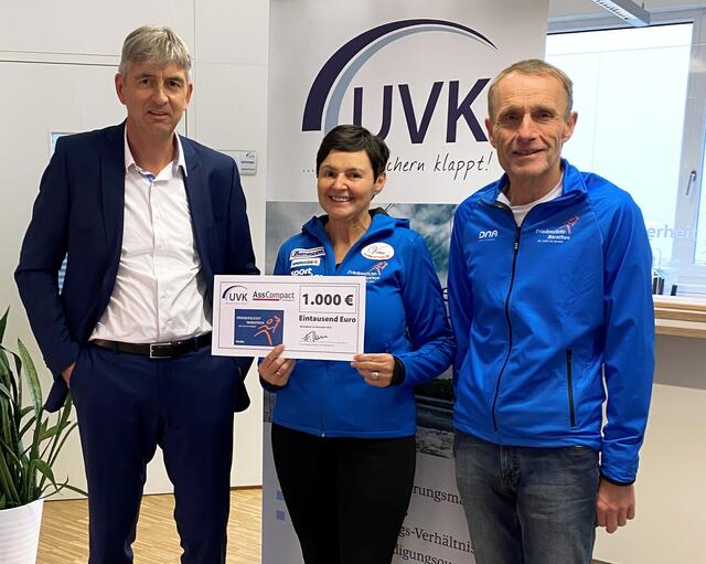 Spendenübergabe durch Geschäftsführer Franz Waghubinger (links) an die Organisatoren des Friedenslichtmarathons Molln Renate und Manfred Rettenegger. | Foto: UVK Waghubinger &amp; Partner GmbH