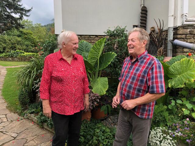 Johanna und Kurt Kügerl bringen dem Produktionsteam von "Hundert und Ein Tag" ein Ständchen.  | Foto: Petra Nachbaur