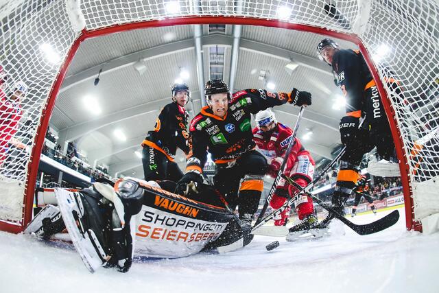 Voller Einsatz der Grazer Defensive in der neuen Heimstätte des KAC, Mitte November | Foto: GEPA