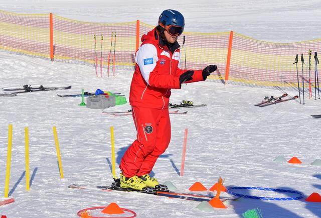 Alex Huber - einer der besten Skilehrer am Nassfeld - vermittelt der Schuljugend wertvolle Informationen und Praktiken. | Foto: Hans Jost