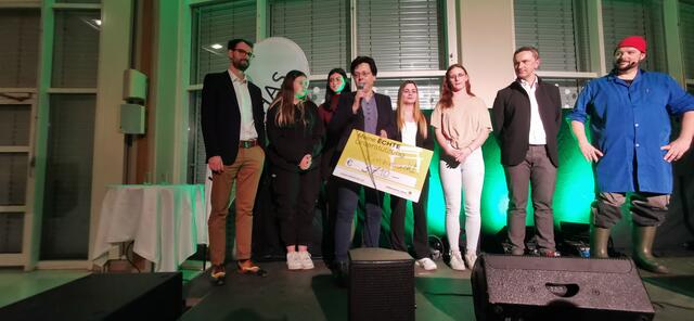 Christine Koller vom Vinzimarkt Leibnitz bekam einen Scheck in der Höhe von 3700 Euro überreicht. | Foto: Carina Eggenreich