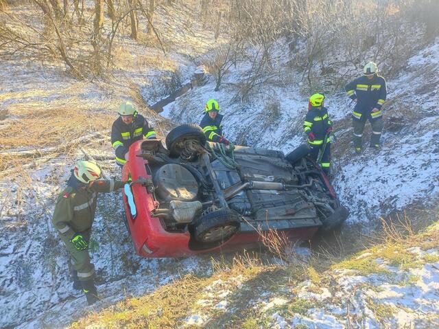 Innerhalb von zwei Stunden musste derselbe Unfallwagen zweimal von der Feuerwehr aus dem steilen Gelände geborgen werden. | Foto: Feuerwehr Tauka