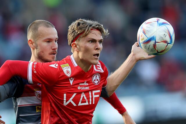 Wem gehört die Hand? Nemanja Zikic (Kapfenberg) bewacht Paul Koller (GAK), Mitte November | Foto: GEPA