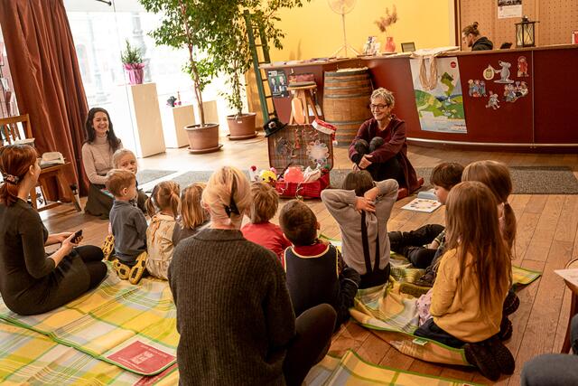 Autorin Susa Hämmerle (rechts neben dem Koffer) nahm das junge Publikum mit auf die Reise durch das Kalenderjahr. | Foto: ÖIF/Olha Soldatenko