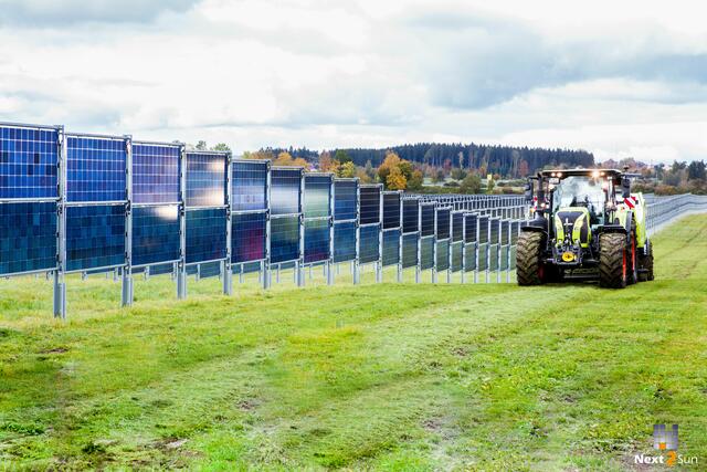Ballenpresse im Solarpark. | Foto: Next2Sun
