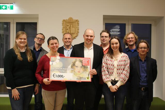 Am Foto befinden sich der Bürgermeister, Gemeindevorstände sowie Fraktionsvertreter.

Erste Reihe v.l.n.r: Viktoria Aichinger, Sieglinde Forster, Bürgermeister Fabian Grüneis, BRS Redakteurin Sarah Moser und Josef Zistler
Zweite Reiche v.l.n.r: Stefan Lehner, Andreas Auinger, Bernhard Gili und Harald Geissler | Foto: BRS/Moser