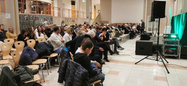 Eine Vielzahl an Gästen ist zum Kabarettabend erschienen. | Foto: Carina Eggenreich
