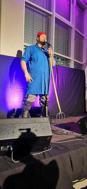 Der Kabarettist Petutschnig Hons sorgte für einige Lacher unter den anwesenden Gästen. | Foto: Carina Eggenreich