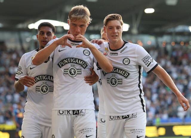 Trotz Herzerl zog es Rasmus Hoejlund (Mitte) für eine Rekordsumme nach Bergamo. | Foto: GEPA