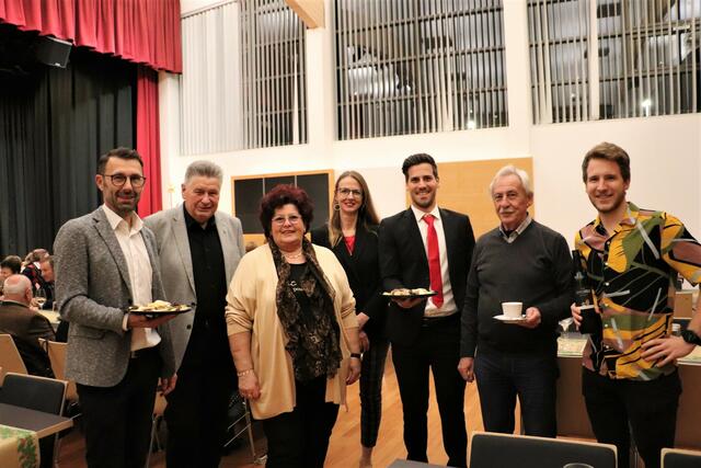 Willi Rohrer (2.v.l.) und Gemeinderäte bewirteten die Pensionisten bei der Weihnachtsfeier in Werndorf. | Foto: Edith Ertl