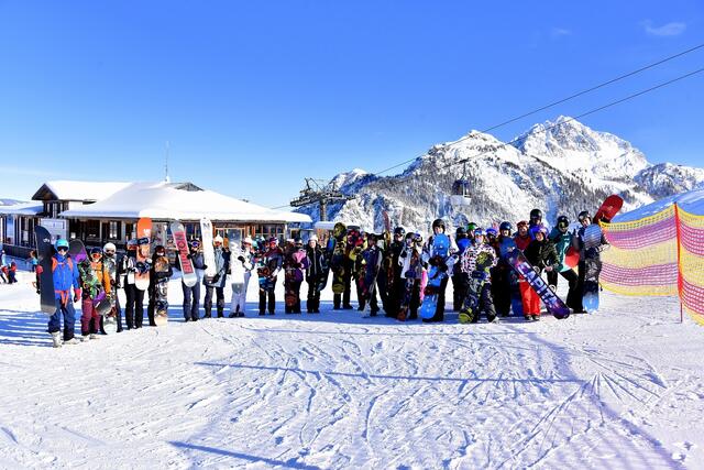 Bei den HLW-Skitagen am Nassfeld haben sich etwa 30 Schüler und Schülerinnen für das Snowboard entschieden. | Foto: Hans Jost