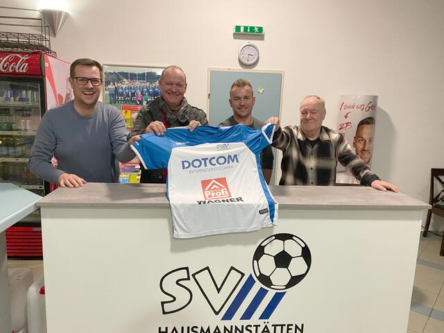 Obmann Andreas Totter (l.) und Sportchef Helmut Prisching (r.) begrüßen Neo-Trainer Franz Rastl und Oldboy David Sencar in Hausmannstätten. | Foto: mac