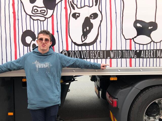 Albert Masser vor seinem Kunstwerk "Wild Thing" in XXL, als Sieger beim VOI fesch Kunstpreis im Oktober 2020 | Foto: Susanne Veronik