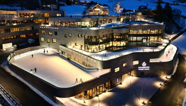 Weiteres Highlight: Die neue Eislaufbahn rund um die Silvretta Therme in Ischgl wurde eröffnet. | Foto: Silvrettaseilbahn AG
